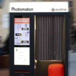 Anytime proposer à ses clients de gérer leurs comptes dans un photomaton.